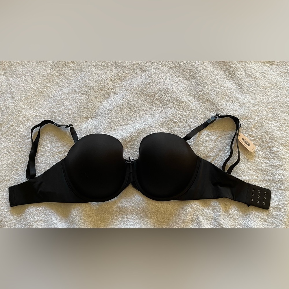 BRAND NEW Black Victorias’ Secret bra - size 32DDD.